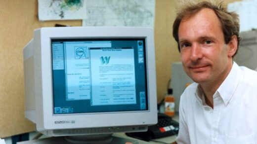 Bernes Lee delante de la primera página web, la del CERN
